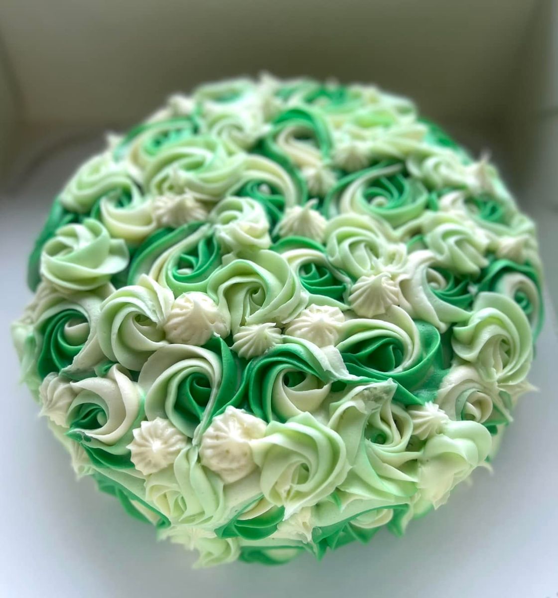 Rosepyntet gulrotkake, rund